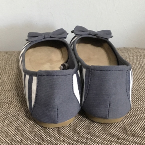 White Mt. Gray and White Striped Ballet Flats with bows, size 10. - Picture 6 of 11